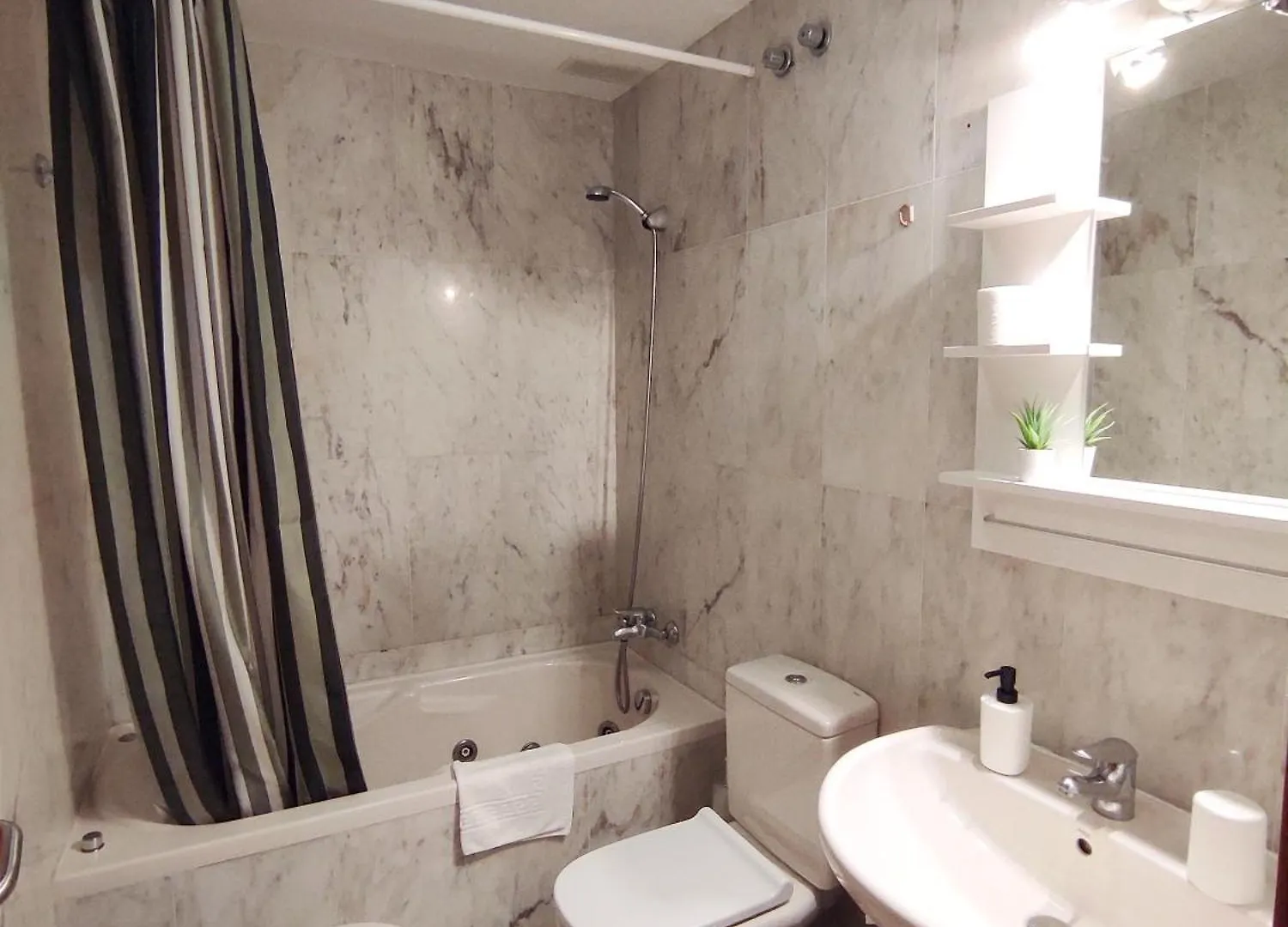 公寓 阿德耶Anayet, Zona Del Duque Con Piscina Comunitaria公寓